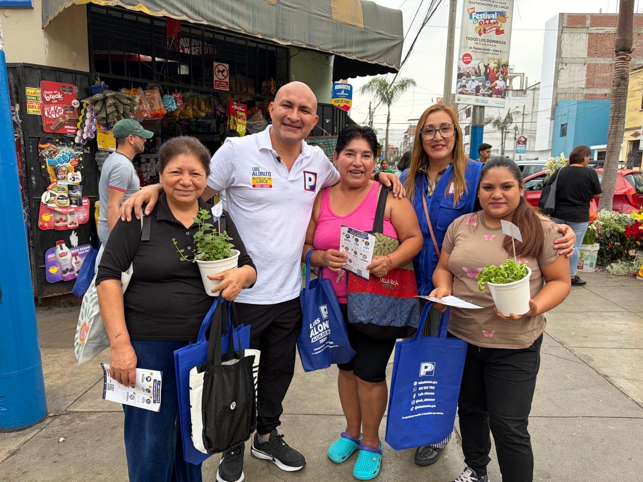 Luis Alonzo recorriendo la Zona 6 de Lince junto a vecinos en los alrededores del Mercado Lobatón, conversando sobre las principales necesidades del distrito y entregando plantas o