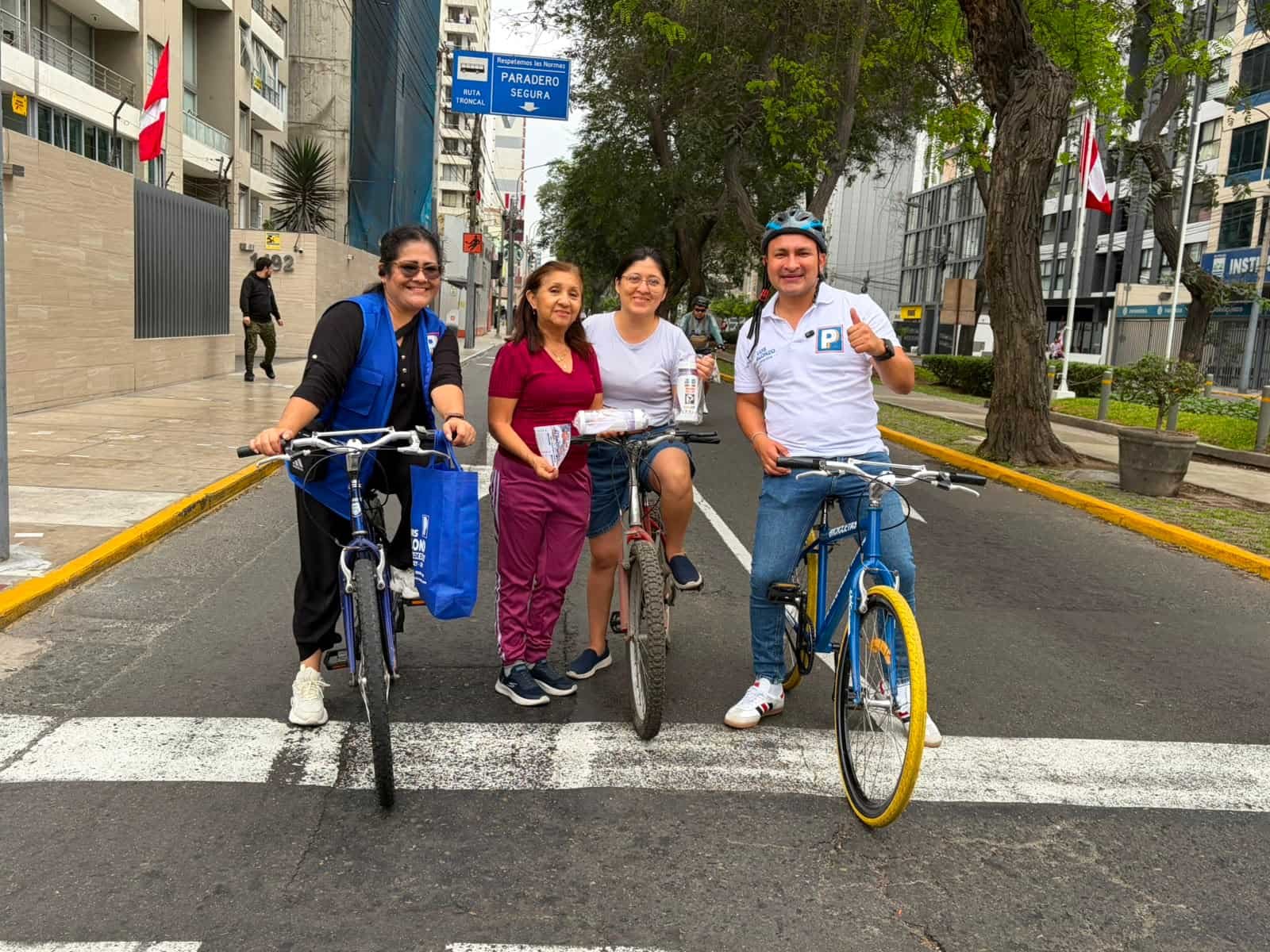 Luis Alonzo participa en una bicicleteada en Lince y entrega tomatodos a vecinos amantes del deporte y los paseos en bicicleta.