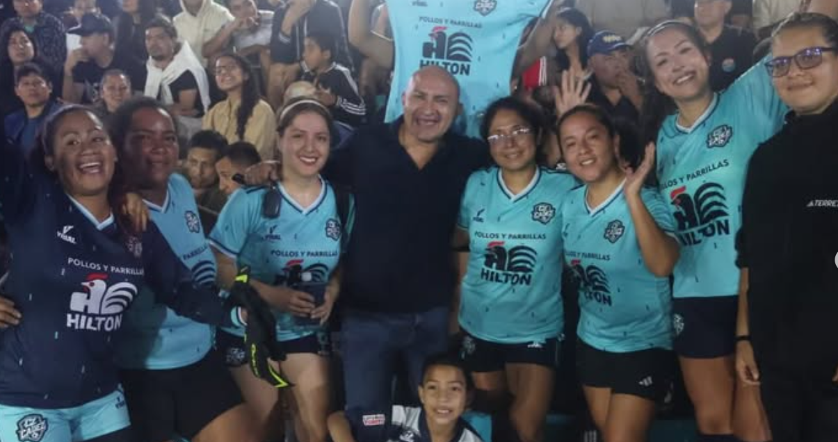Luis Alonzo celebrando junto al equipo femenino CADEZ tras su victoria durante una jornada deportiva en Lince