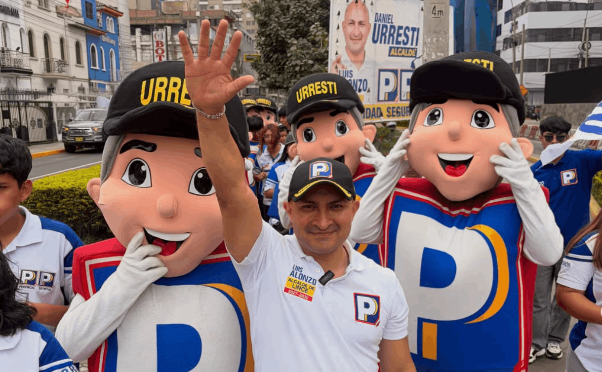 Luis Alonzo durante un recorrido por seis puntos de Lince junto a vecinos y simpatizantes